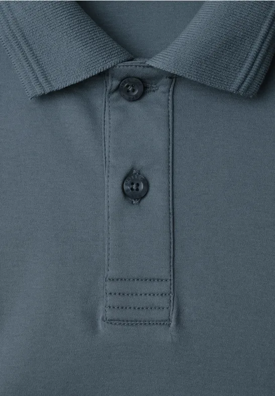 Nahaufnahme eines dunkelgrauen Poloshirts mit Kragen und Knopfleiste.