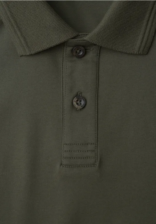 Detailaufnahme eines dunkelgrünen Poloshirts mit Kragen und Knopfleiste