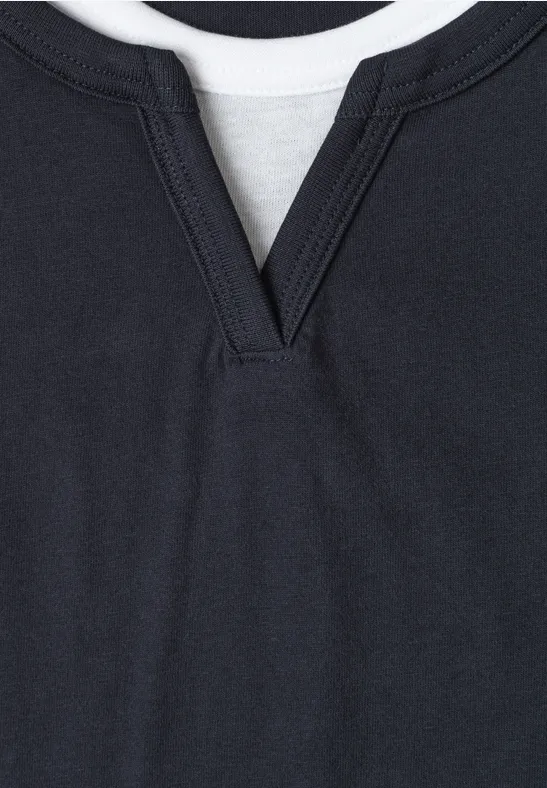 Dunkelblaues T-Shirt mit V-Ausschnitt und feiner Naht am Kragen.