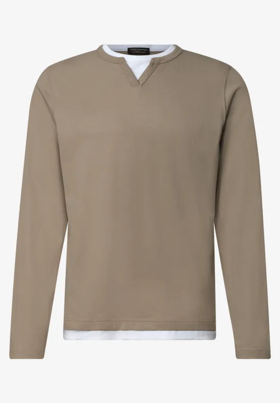 Beiges Langarmshirt mit V-Ausschnitt und weißem Saum-Einsatz, im Lagen-Look.