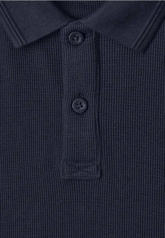 Nahaufnahme eines dunkelblauen Poloshirt-Kragens mit zweireihiger Knopfleiste