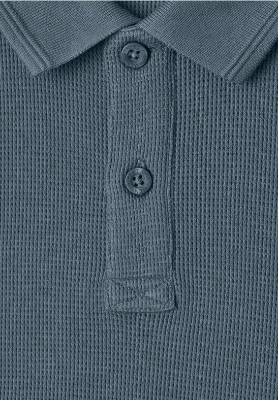 Nahaufnahme eines grauen Piqué-Poloshirts mit Kragen und Knopfleiste