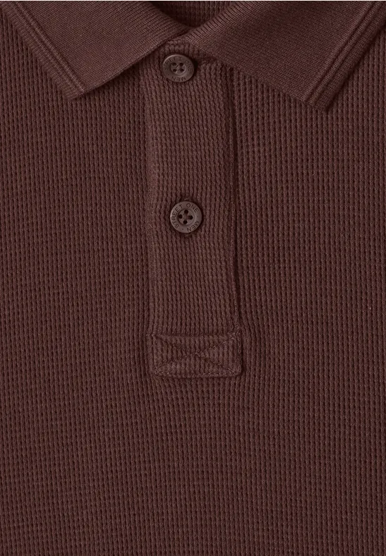 Braunes Poloshirt mit Kragen, zwei Knöpfen und strukturierter Piqué-Baumwolloptik.