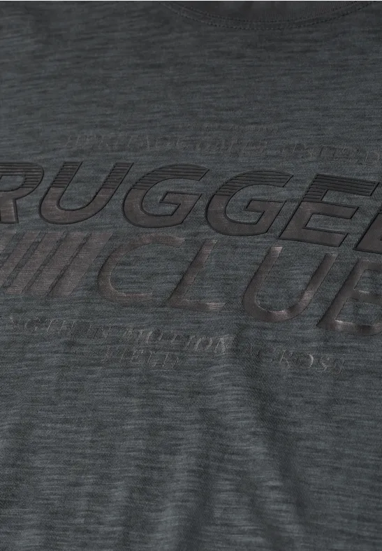 Nahaufnahme eines dunkelgrauen T-Shirts mit geprägtem schwarzen 'RUGGED CLUB'-Schriftzug.