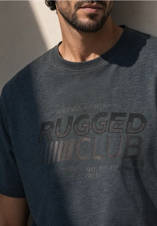 Dunkelgraues T-Shirt mit 'Rugged Club'-Schriftzug auf der Brust.