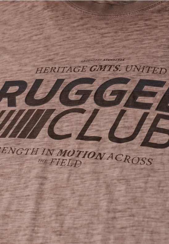 Braunes meliertes T-Shirt mit schwarzem Aufdruck RUGGED CLUB und Schriftzug "Strength in motion across the field".