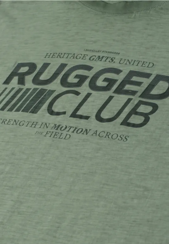 Grünes T-Shirt mit 'Rugged Club'-Print und den Labels 'Heritage GMT’s United' & 'French in Motion Across the Field'.