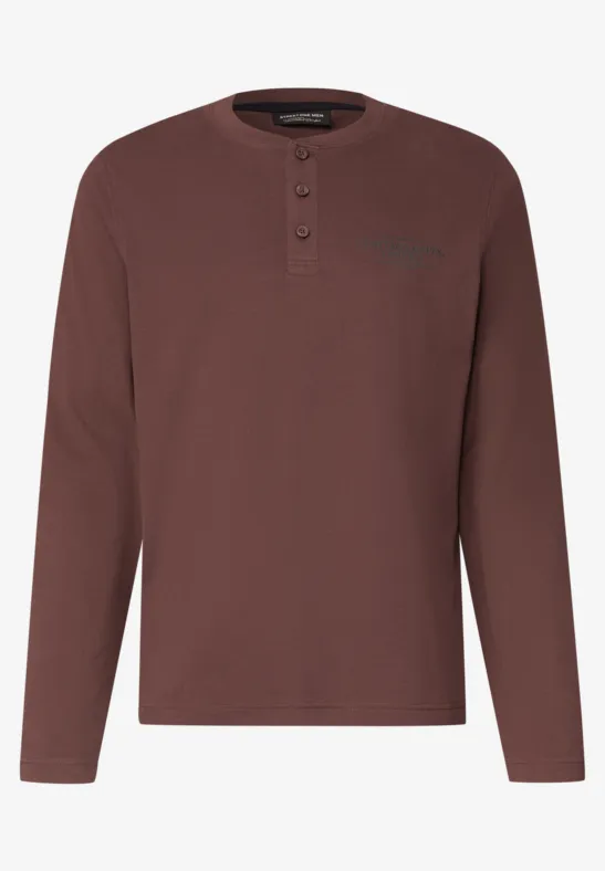 Ein kastanienbraunes Langarm-Henley-Shirt mit Rundhalsausschnitt und Knopfleiste.