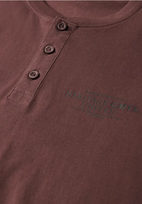 Bordeauxrotes Henley-Shirt mit Knopfleiste und dezentem Logoprint auf der Brust