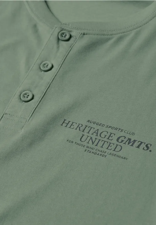 Grünes Shirt mit Knopfleiste und Aufdruck 'HERITAGE GMTS. UNITED'