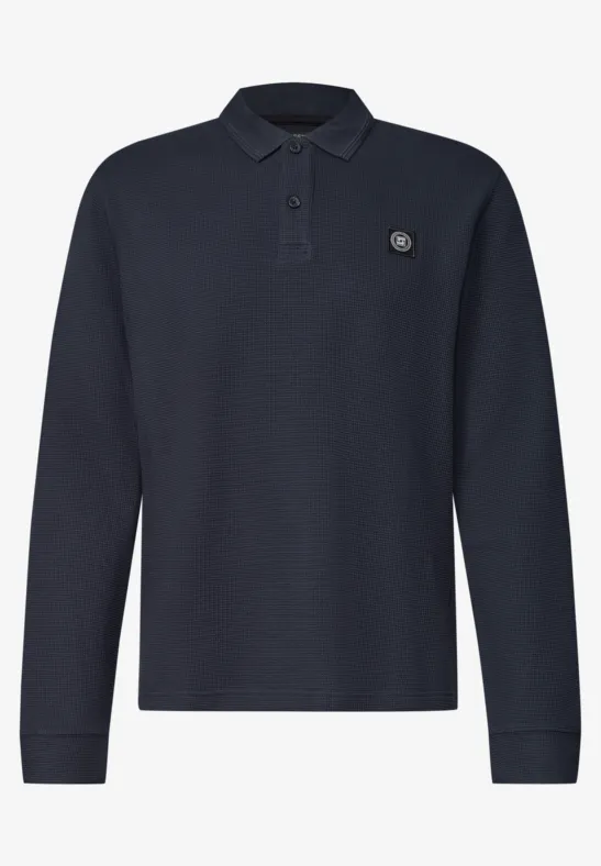 Dunkelblaues Langarm-Polo mit Polokragen und dezentem Logopatch auf der Brust.