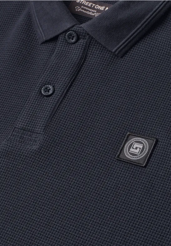Dunkelblaues Polohemd aus Meshstoff mit Knopfleiste und quadratischem Markenlogo.