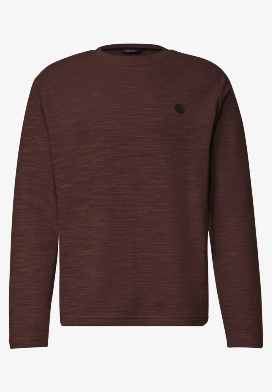Ein dunkelroter, melierter Pullover mit Rundhalsausschnitt und langen Ärmeln.