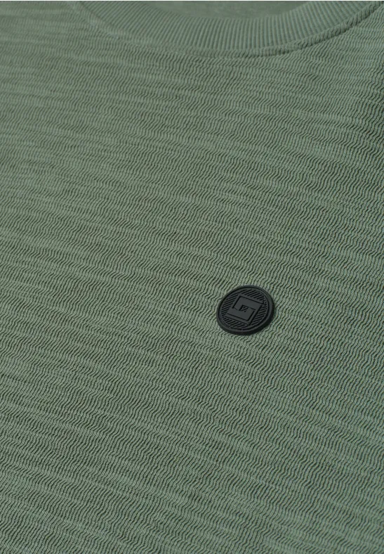 Olivgrünes, fein gestricktes T-Shirt mit Rundhalsausschnitt und kleinem, schwarzem Logo-Button auf der Brust.