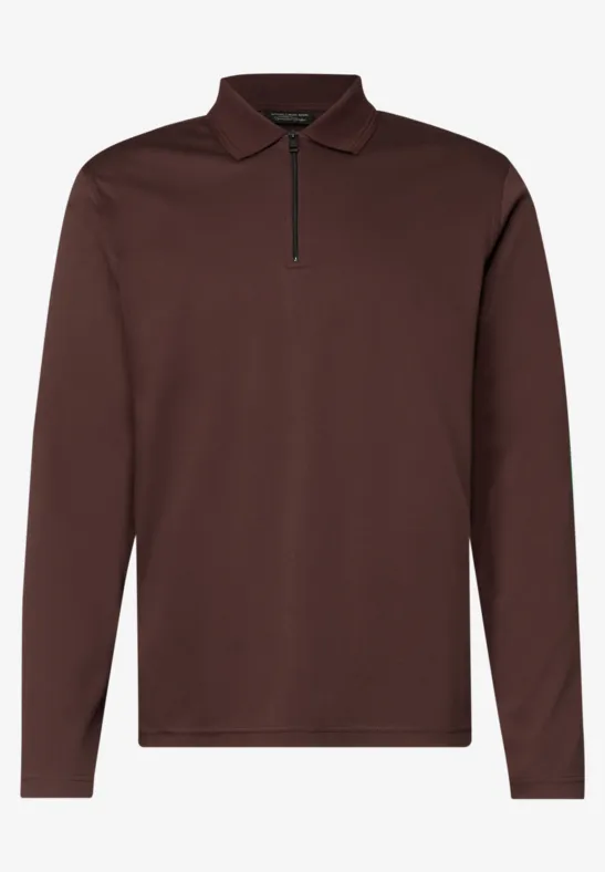 Braunes langärmeliges Poloshirt mit kurzem Reißverschluss am Kragen.