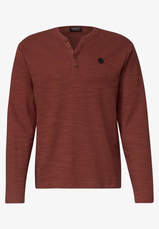 T-shirt manches longues henley rouge foncé avec patte de boutonnage à 3 boutons et écusson