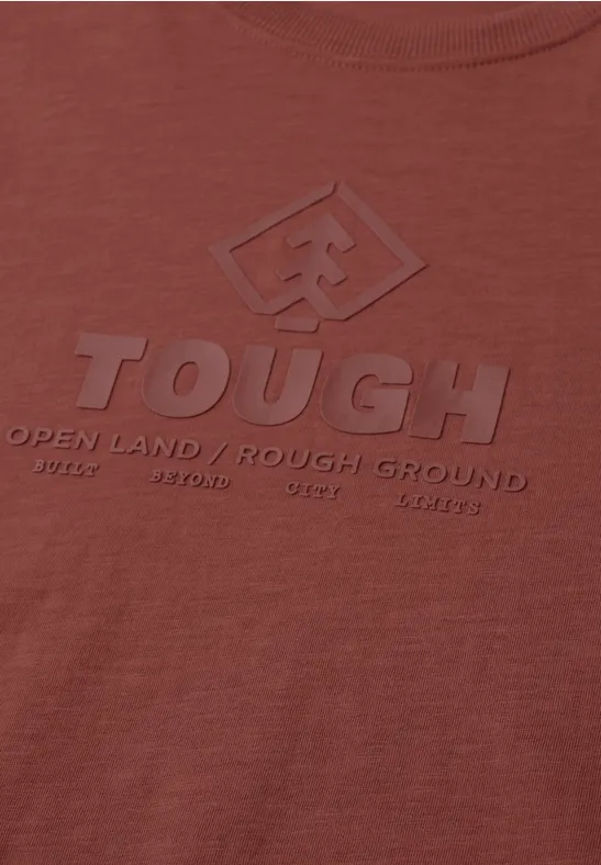 Braunes T-Shirt mit erhabenem Logo 'TOUGH' und Slogan 'OPEN LAND / ROUGH GROUND' auf der Brust.