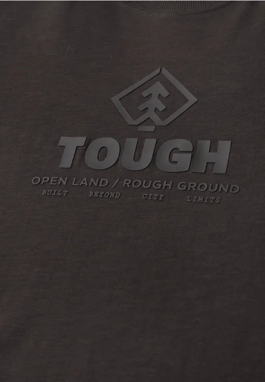 T-shirt foncé avec logo 'TOUGH' et slogan 'OPEN LAND / ROUGH GROUND / PUSH BEYOND LIMITS'.