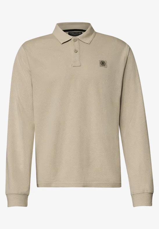 Beiges Langarm-Poloshirt mit Knopfleiste und dezentem Logo auf der Brust.