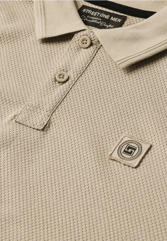 Beige strukturiertes Polohemd mit Streifenkragen, Knopfleiste und dezentem Markenemblem.