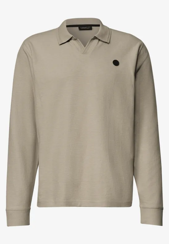 Polo beige à manches longues, col à revers en V et petit logo rond sur la poitrine.