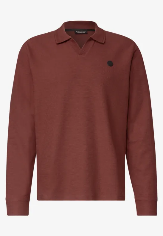 Langarm-Poloshirt in bordeauxrot mit kleinem Logo auf der Brust.