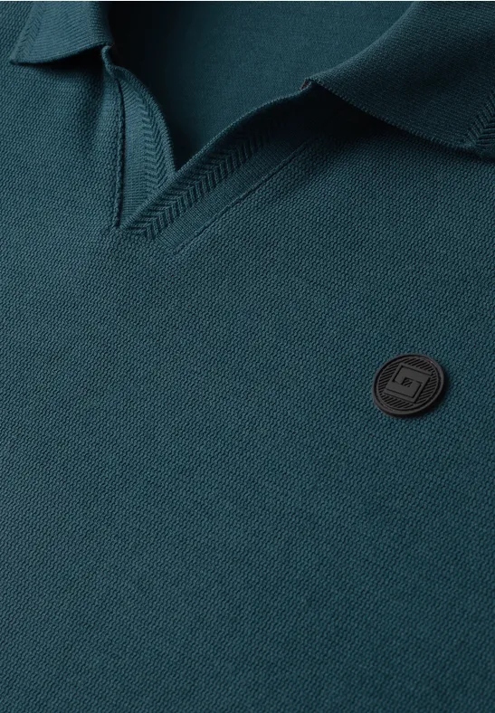 Grünes Poloshirt mit klassischem Kragen, V-Ausschnitt-Struktur und kleinem, schwarzem Logo-Button.