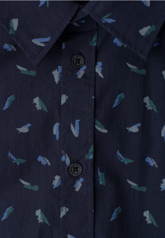 Ciemnogranatowa koszula z wzorem piór w odcieniach niebieskiego i zieleni, z widocznymi guzikami.