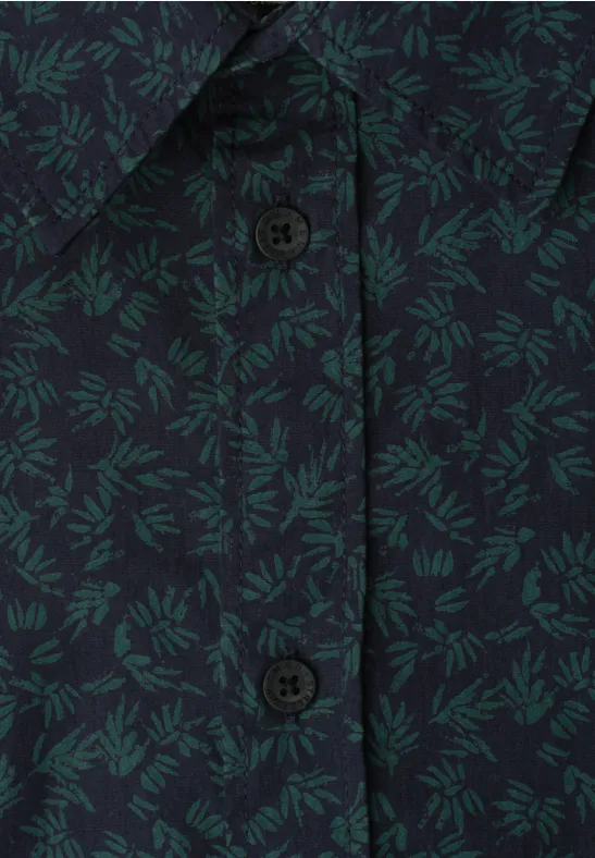 Granatowa koszula w zielony wzór liści z czarnymi guzikami.