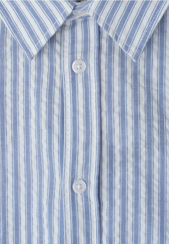 Hellblaues Hemd mit weißen, senkrechten Streifen, zwei Knöpfen und klassischem Kragen.