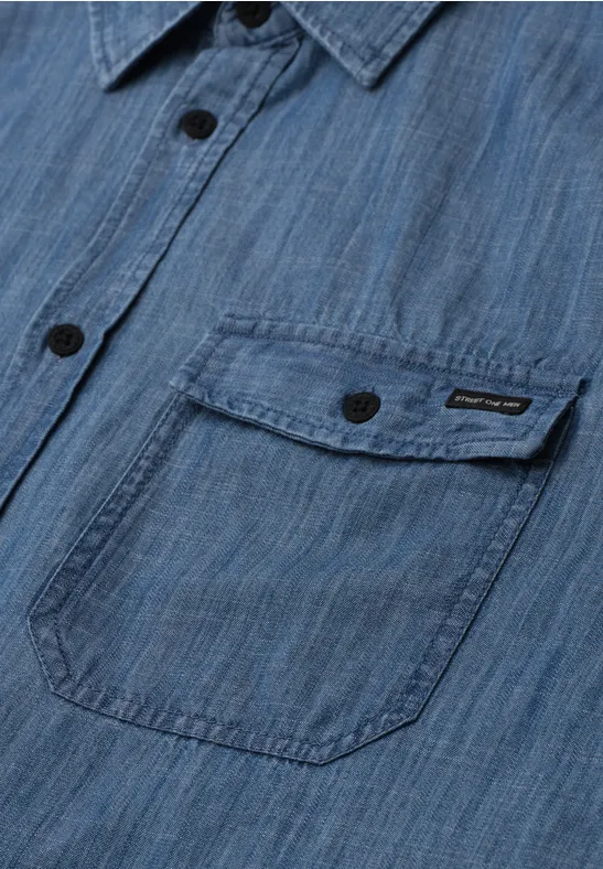 Blaues Jeanshemd mit Brusttasche, Knöpfen und feiner Jeansstruktur