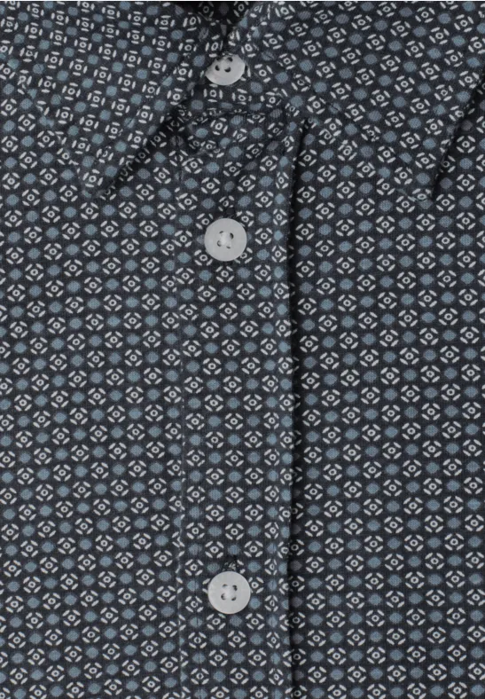 Close-up van een donker overhemd met klein ruitmotief en witte knopen.