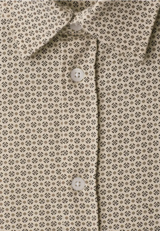 Beige overhemd met klassieke kraag en fijn zwart stippenpatroon.
