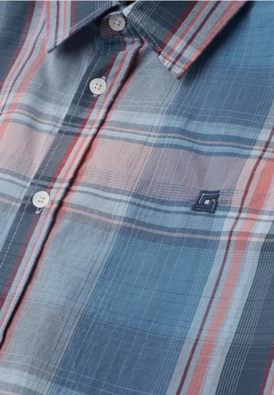 Close-up van een blauw-grijs geruit overhemd met rode strepen en witte knopen.