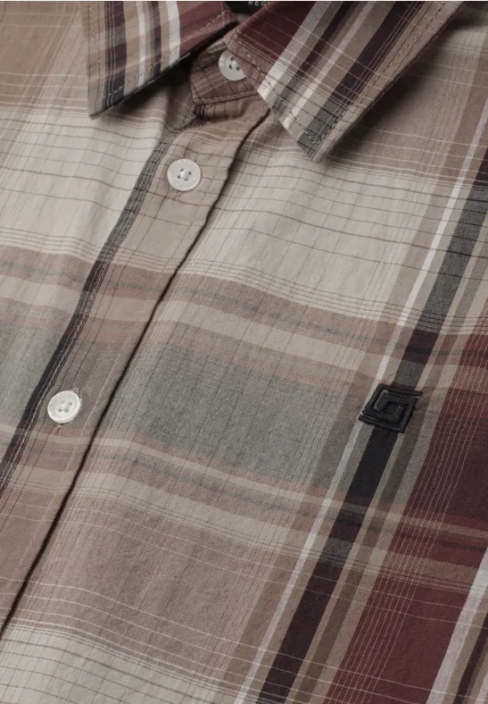 Close-up van een geruit overhemd in beige, bruin en grijs met knopen en klein logo.