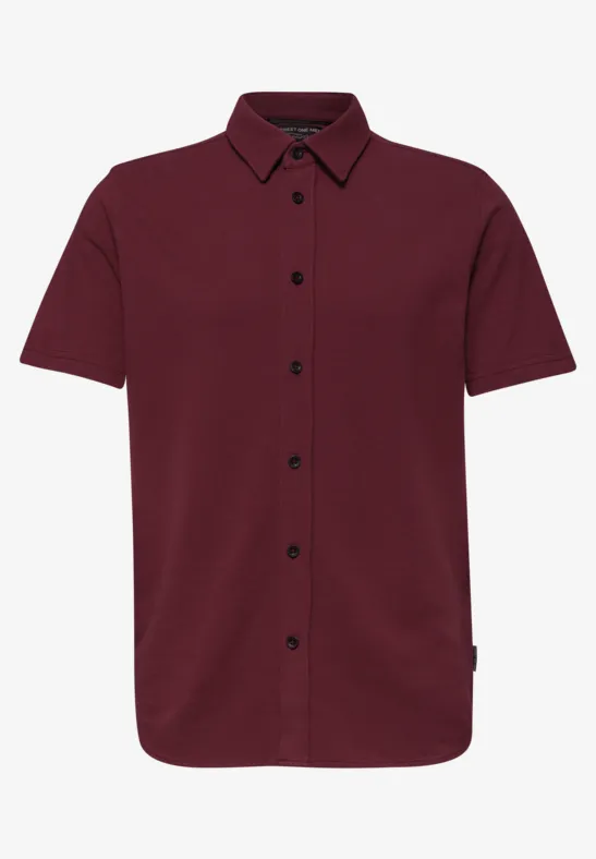 Bordeauxrood overhemd met korte mouwen en knoopsluiting.