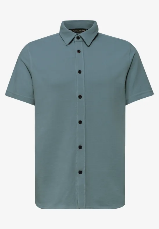 Kurzarm-Hemd in mattem Grünblau mit durchgehender Knopfleiste und schwarzen Knöpfen.