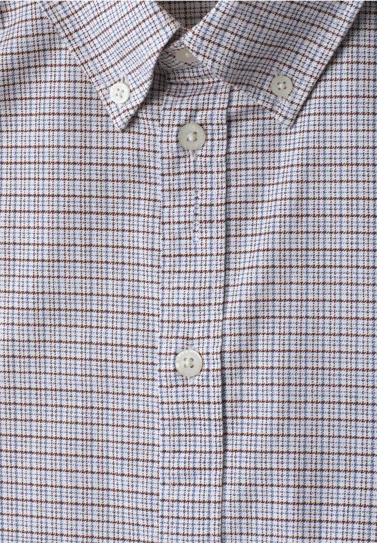 Close-up van een geruit overhemd met knopen en button-downkraag.