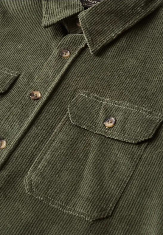 Chemise en velours côtelé vert olive avec poches poitrine et boutons apparents