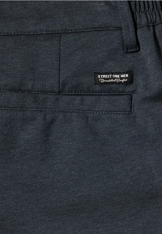 Donkerblauwe vrijetijdsbroek met elastische taille, zijzak en 'Street One Men'-label.