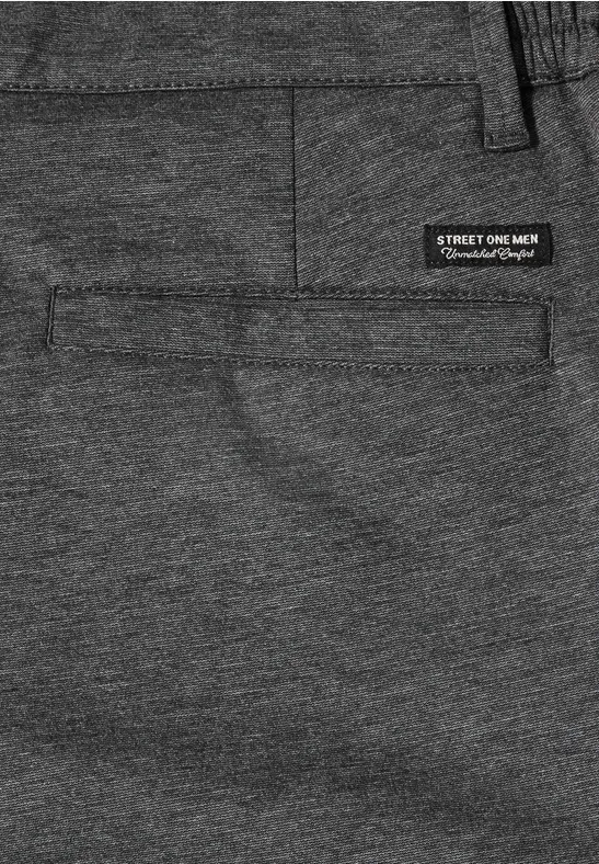 Nahaufnahme einer dunkelgrauen Stoffhose mit Gesäßtasche und kleinem schwarzen Label 'STREET ONE MEN'.