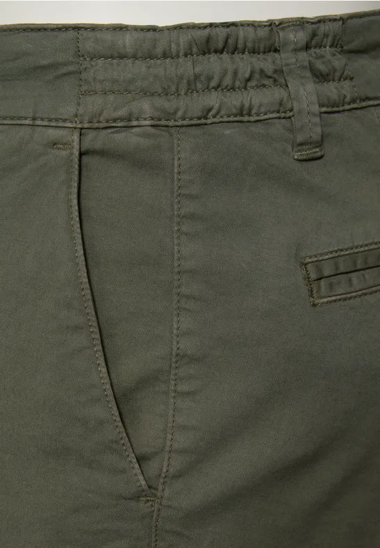 Slim Leg Chino mit Stretchbund rustic green