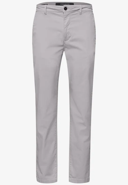 Heldergrijze, smal gesneden chino met riemlussen, schuine steekzakken en knoopsluiting.