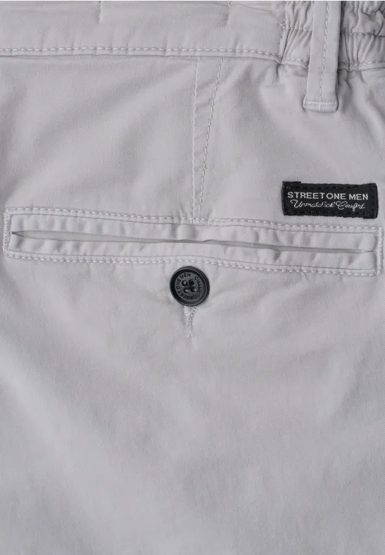 Grijze herenbroek met een knoopsluiting op de achterzak en klein Street One Men label