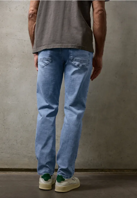 Straight Leg Jeans light blue wash