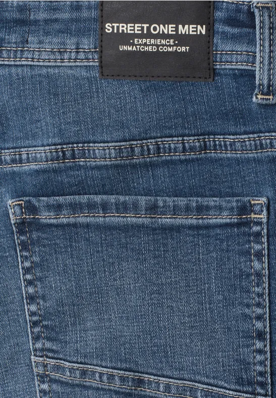 Nahaufnahme einer blauen Jeans mit Label 'STREET ONE MEN' über einer Gesäßtasche.