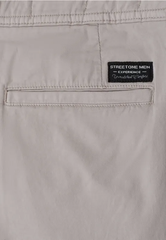 Beige Herrenhose mit Gesäßtasche und schwarzem Street One Men-Label.