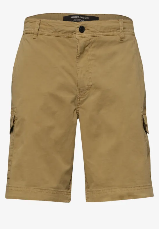 Beige cargoshorts met zijzakken en knielengte.