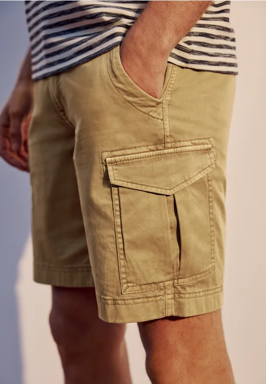 Beige cargoshort voor heren met grote zakken, gecombineerd met een gestreept shirt.