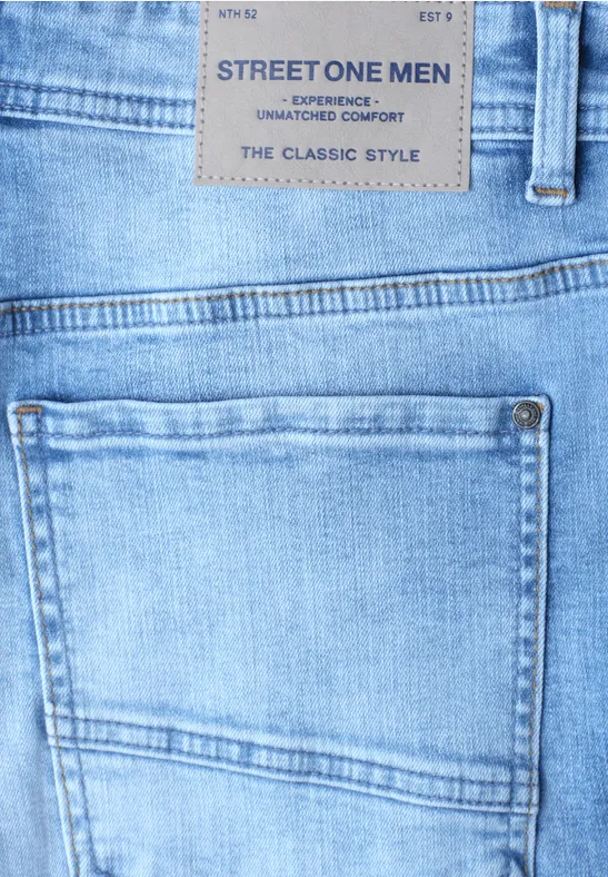 Hellblaue Jeans mit aufgesetzter Gesäßtasche und Lederpatch am Bund mit Markenaufdruck.